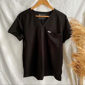 FIGS || Catarina One-Pocket Technical Collection Scrub Top in Black